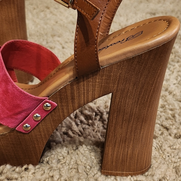 Gorgeous almost NEW hot pink and wood tone velvet heels. Size 7.5. Breckelles. - Picture 4 of 7